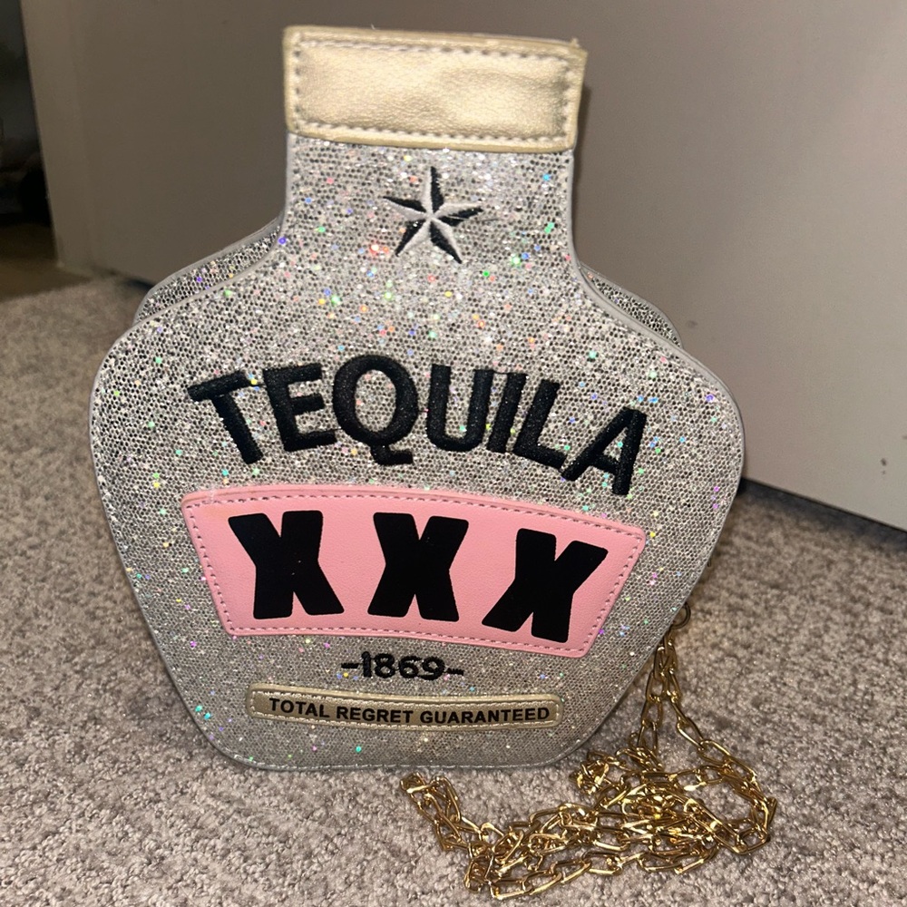 Glittery Tequila Bottle-Shaped Bag with Gold Chain